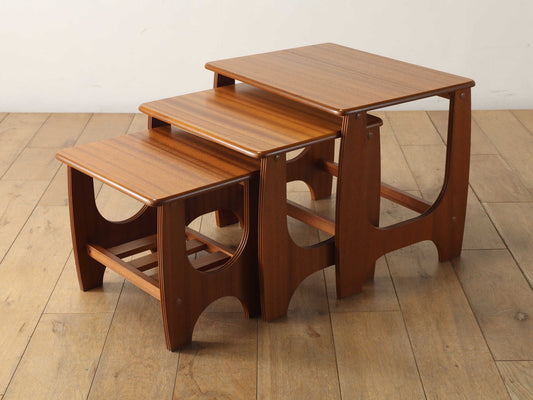 ネストテーブル