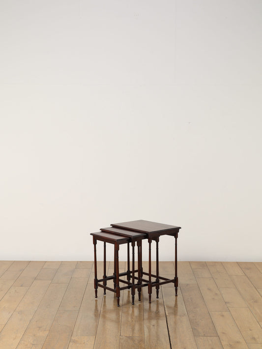 ネストテーブル