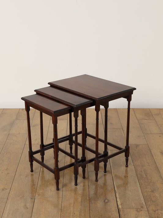 ネストテーブル