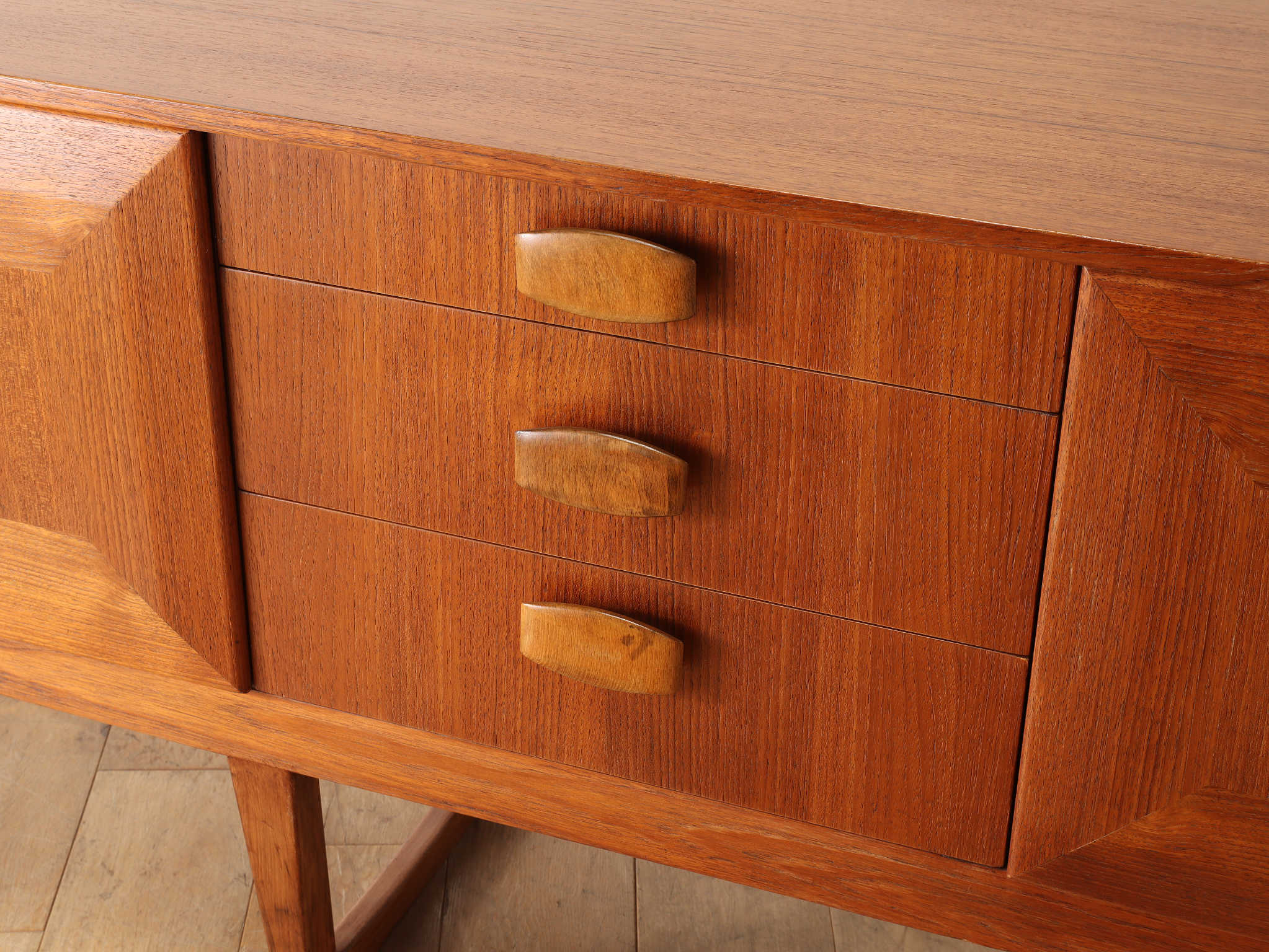 STONEHILL サイドボード | ロイズ・アンティークス | ヨーロッパの