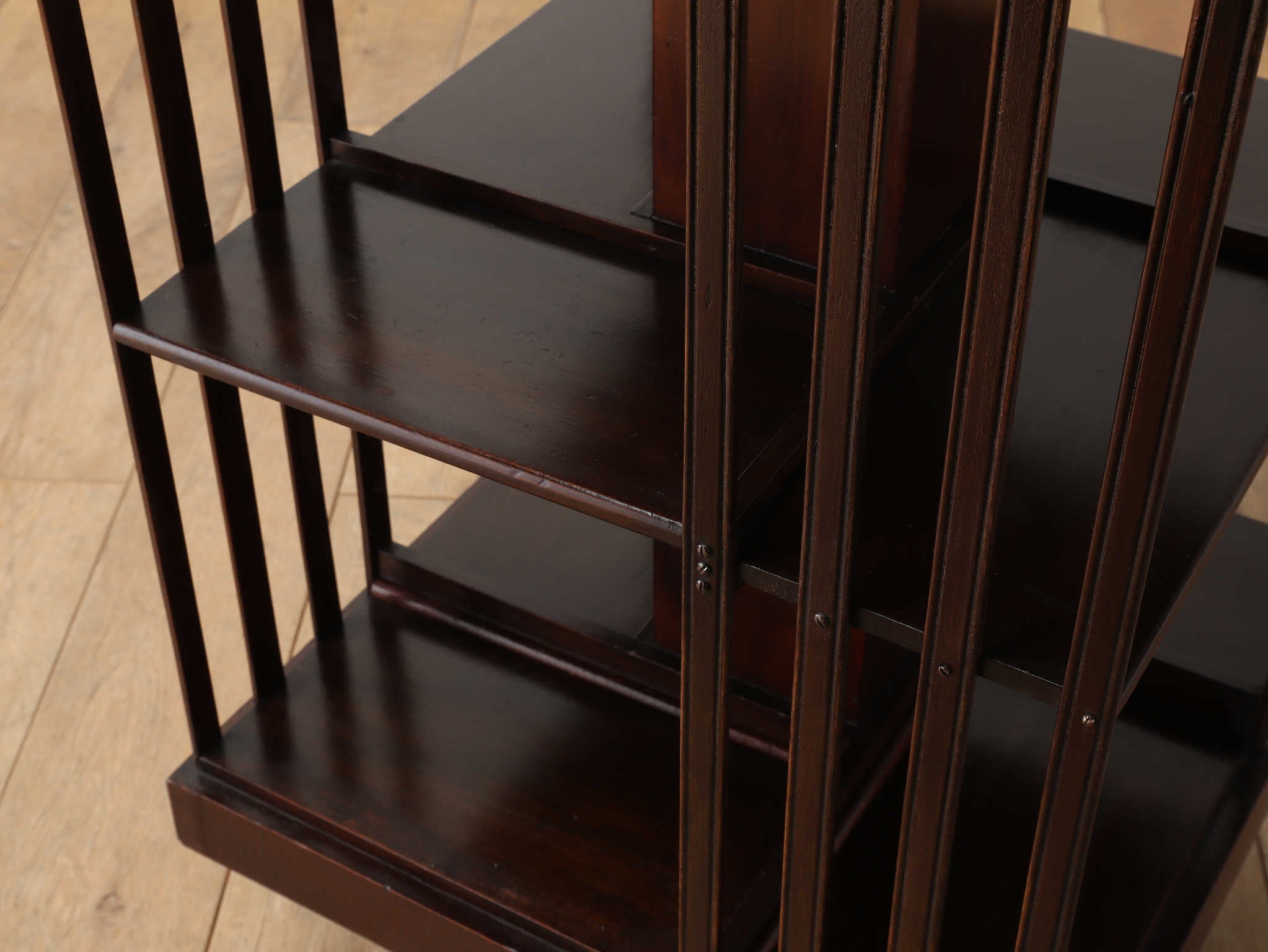 ロイズアンティークス ビューローブックシェルフ リボルビングブックシェルフ | ロイズ・アンティークス | ヨーロッパの