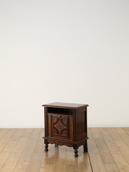 ベッドサイドキャビネット