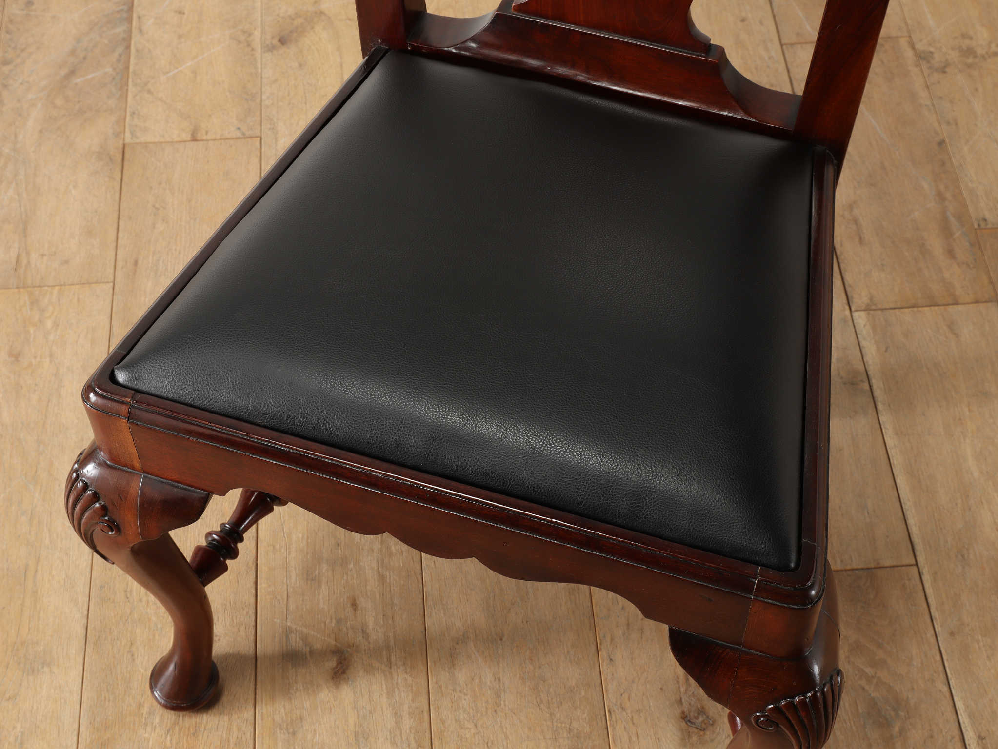 クイーンアンチェア | ロイズ・アンティークス | ヨーロッパの