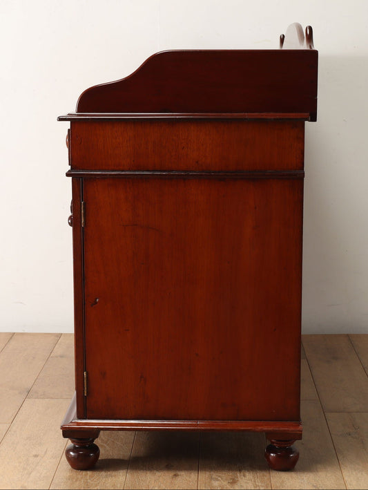 ヴィクトリアンサイドボード