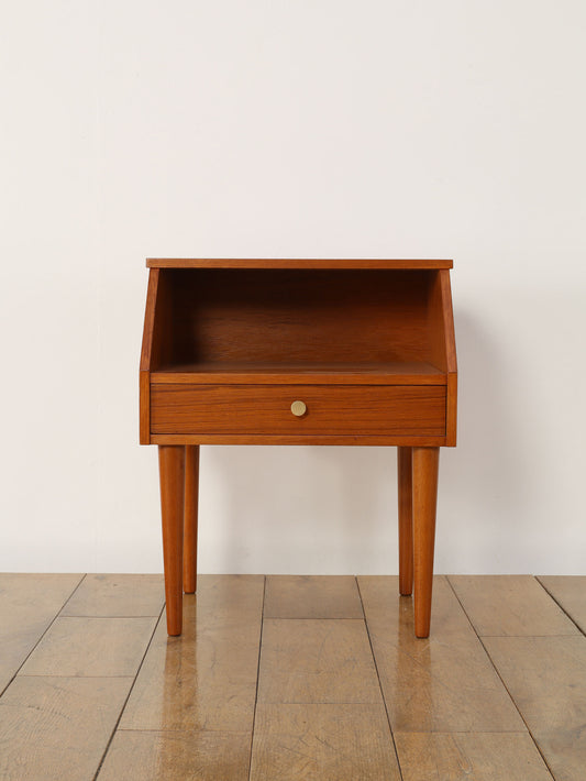 ベッドサイドテーブル