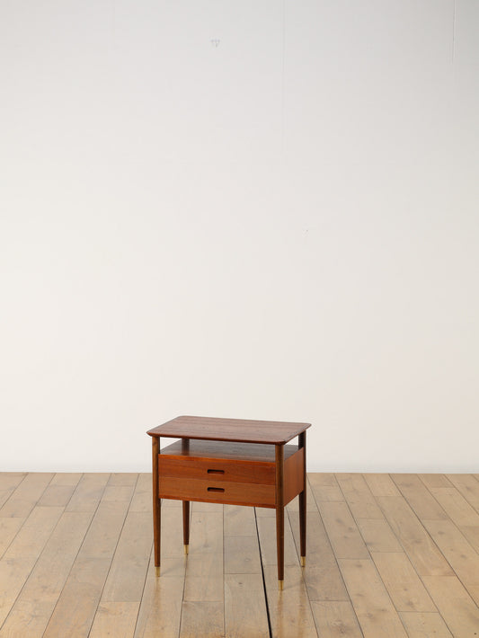 ベッドサイドチェスト