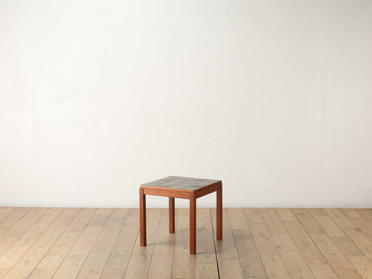 タイルトップサイドテーブル