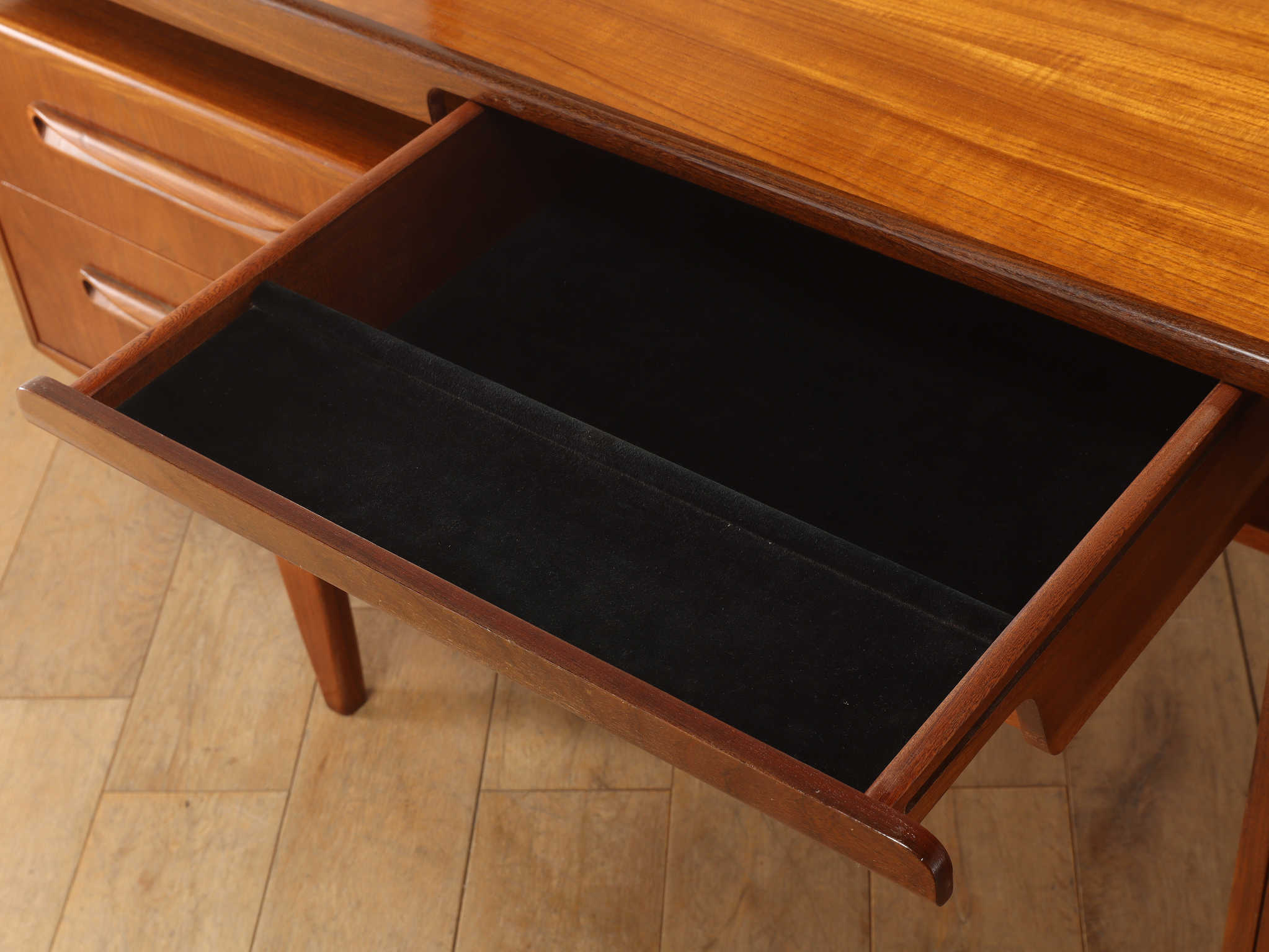 G-PLAN ドレッサー | ロイズ・アンティークス | ヨーロッパの