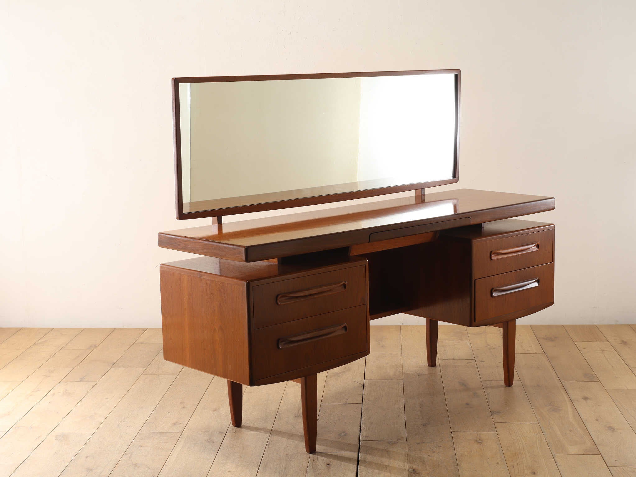 G-PLAN ドレッサー | ロイズ・アンティークス | ヨーロッパの