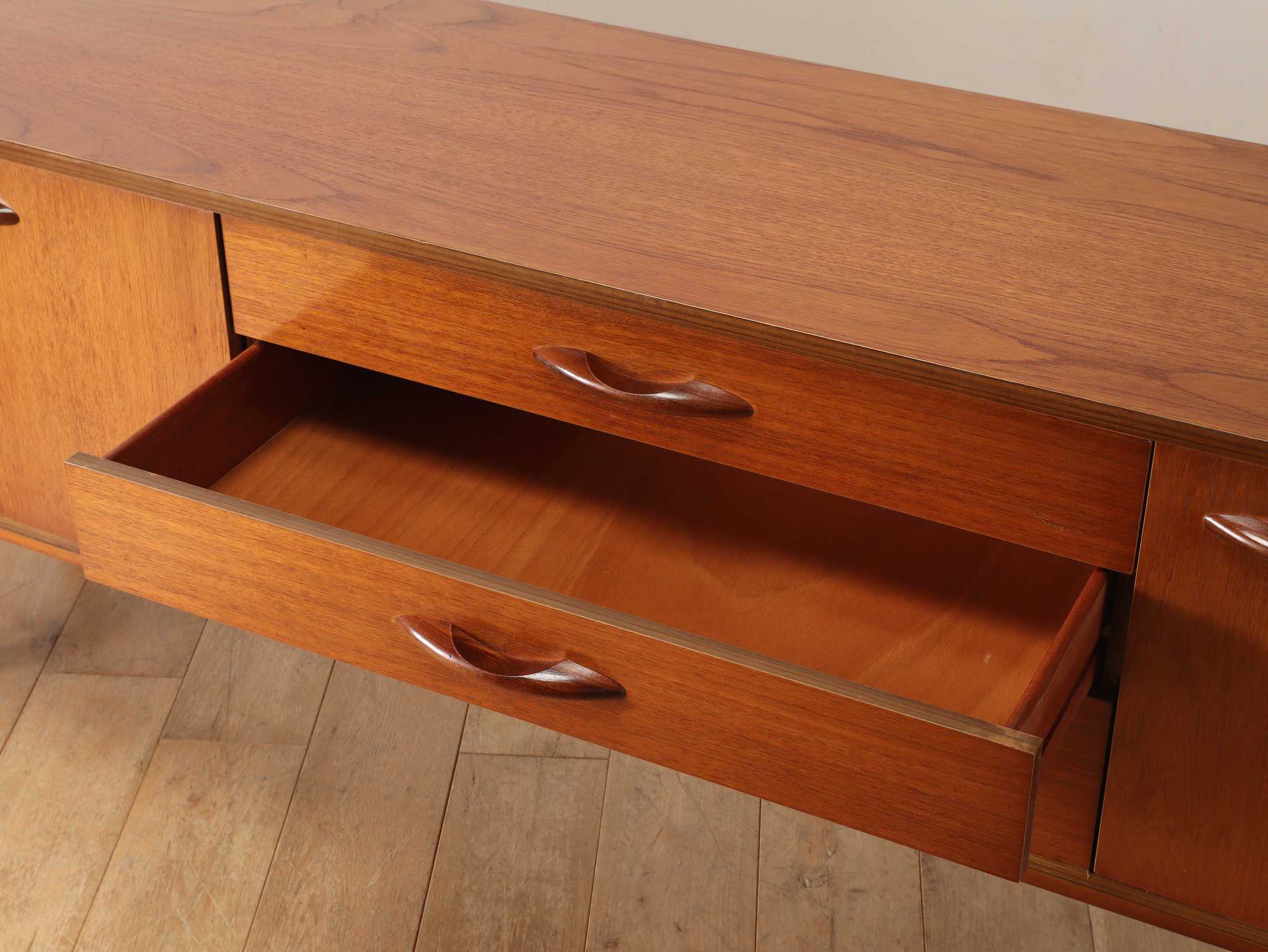 AVALONサイドボード | ロイズ・アンティークス | ヨーロッパの