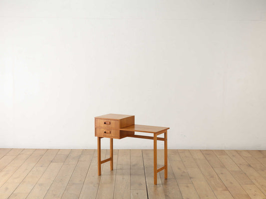 テレフォンテーブル