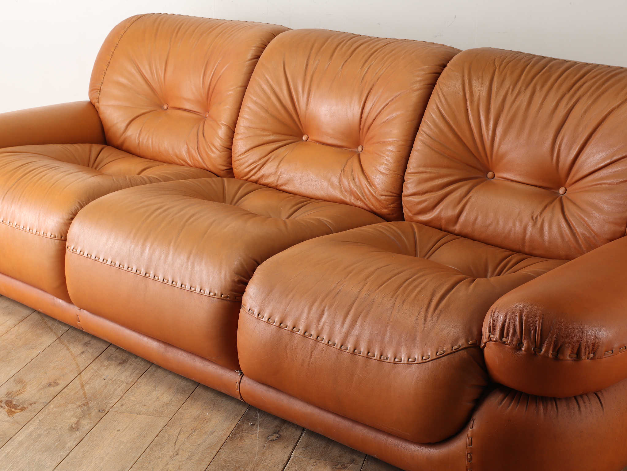 MOBIL GIRGI SAPPORO レザー3シーターソファ | ロイズ・アンティークス