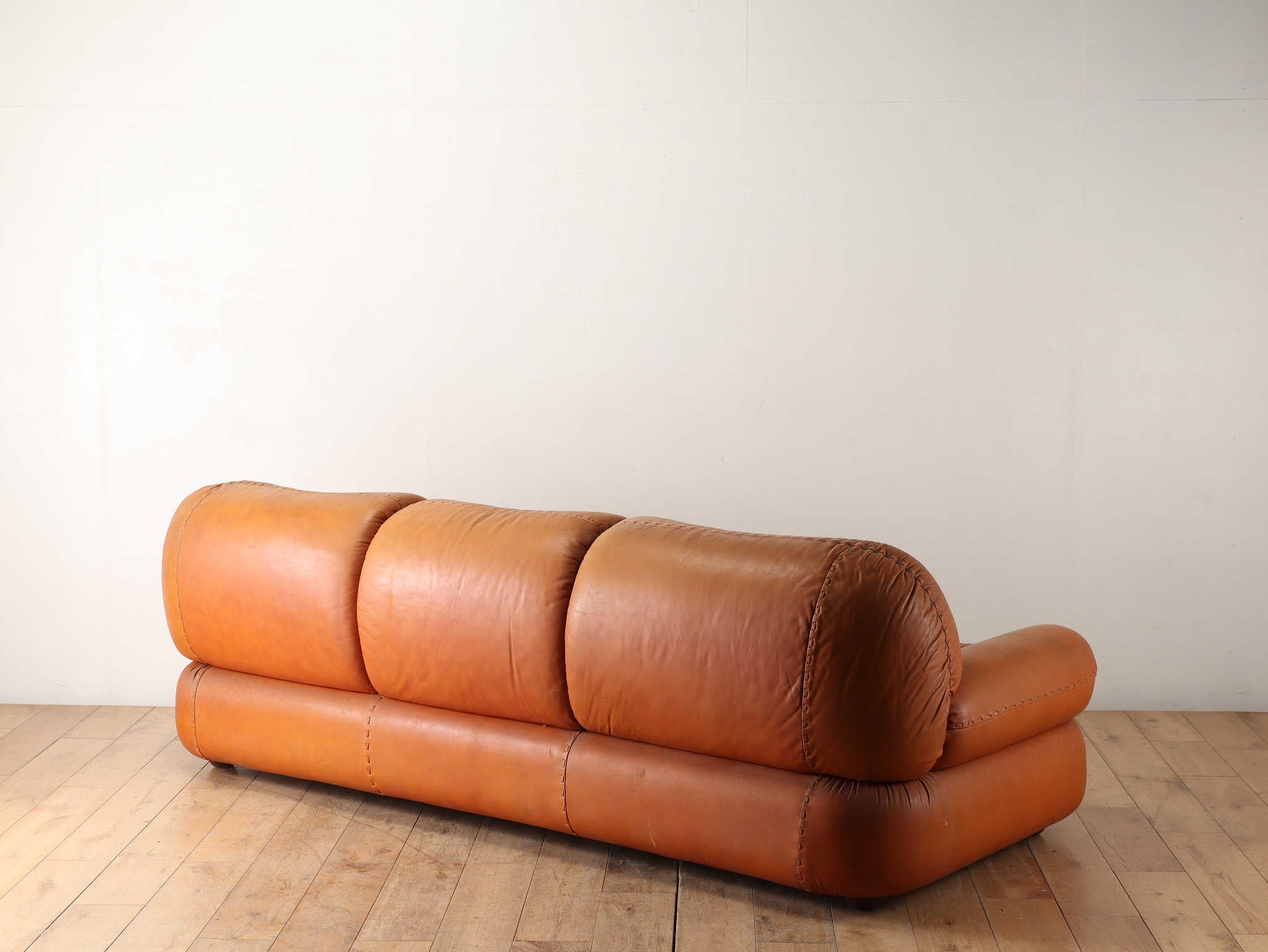 MOBIL GIRGI SAPPORO レザー3シーターソファ | ロイズ・アンティークス