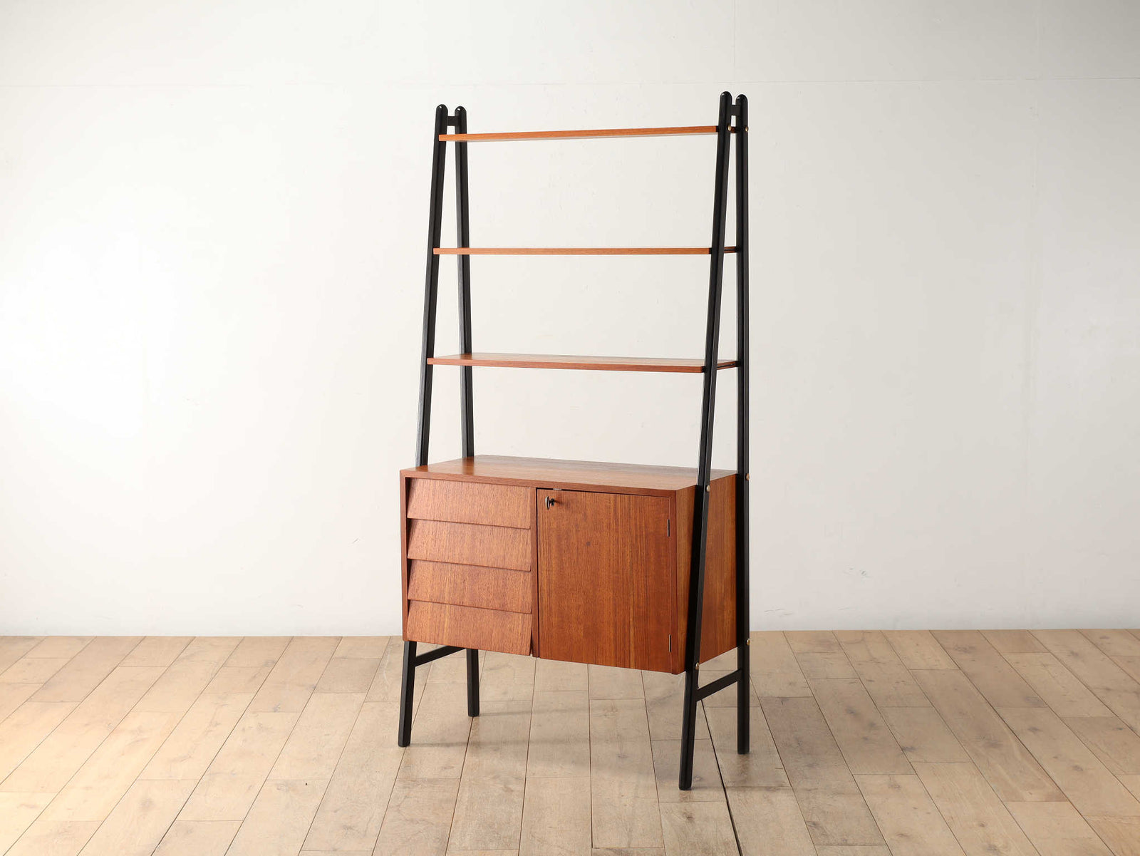 Lloyd's Antiques | 寛ぎのひとときを