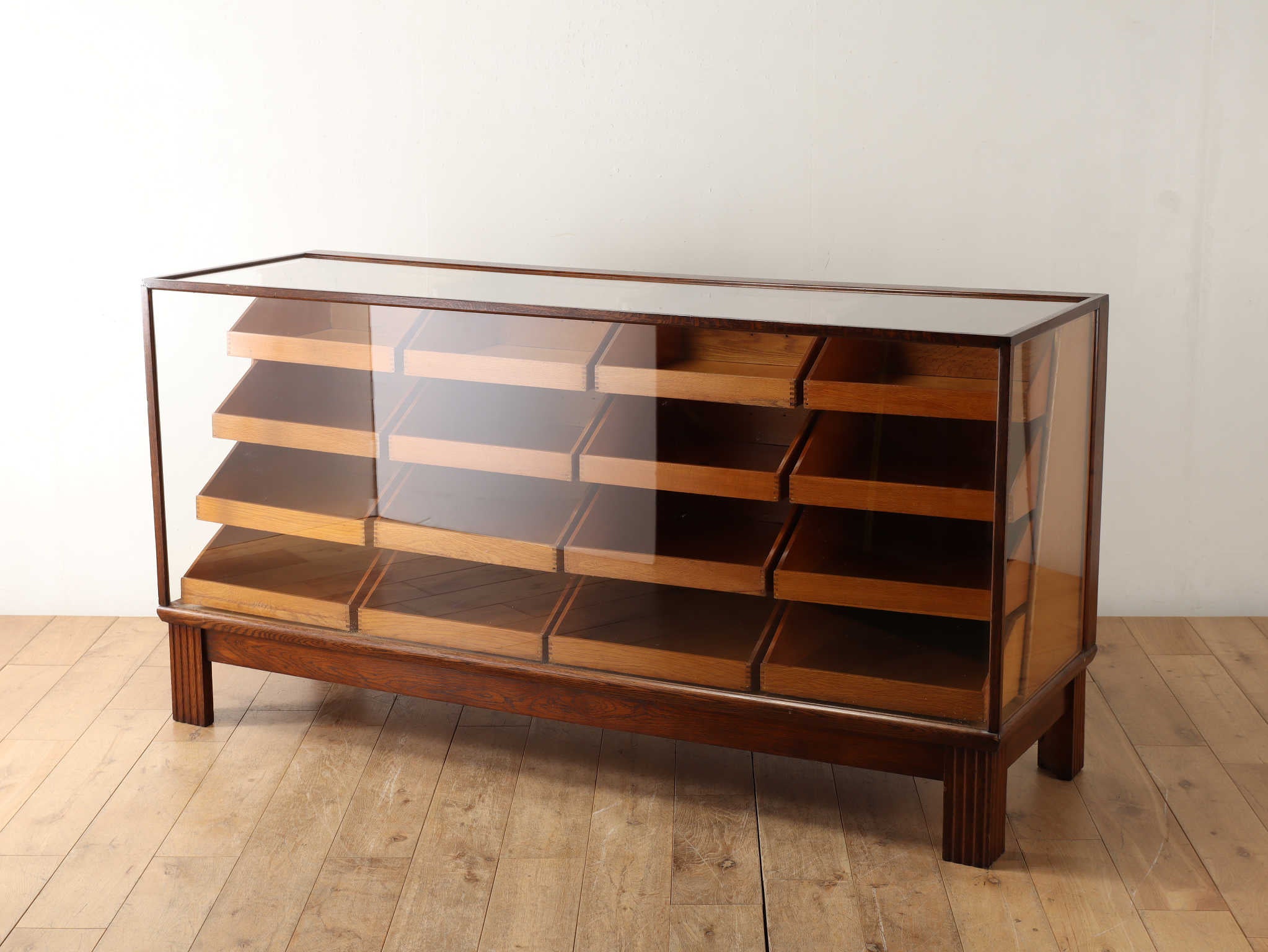 シャツカウンター | ロイズ・アンティークス | ヨーロッパの