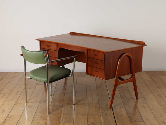 SVEND AAGE MADSEN デスク