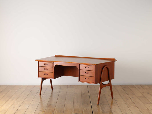 SVEND AAGE MADSEN デスク