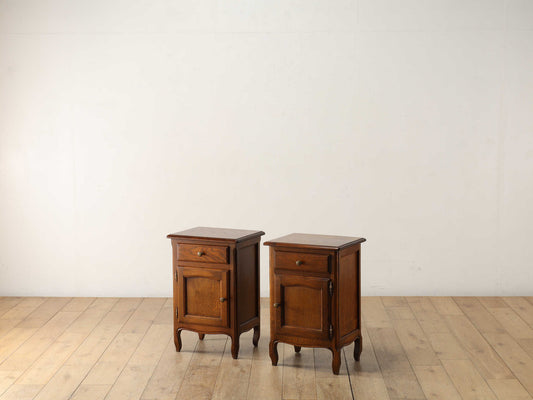 ベッドサイドキャビネット