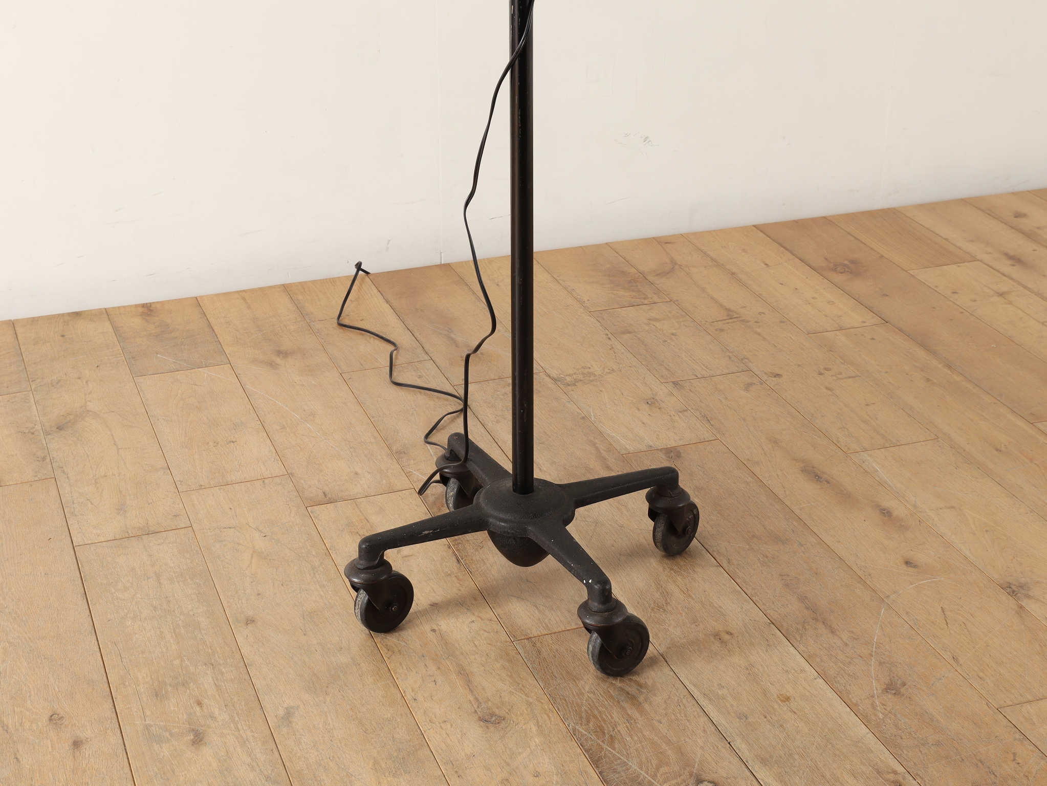 インダストリアルフロアランプ ロイズ・アンティークス ヨーロッパのアンティーク/ヴィンテージ家具