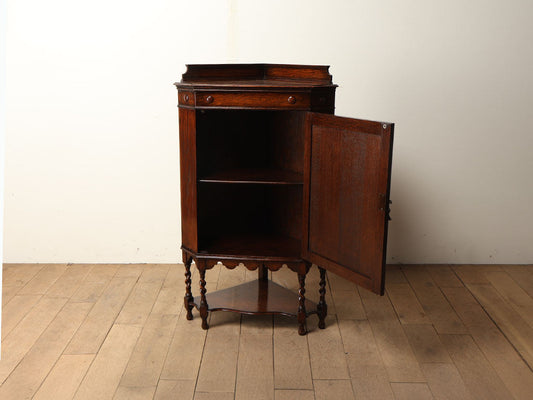 コーナーカップボード