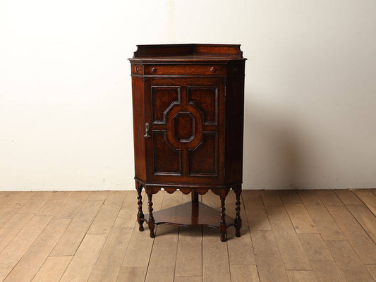 コーナーカップボード