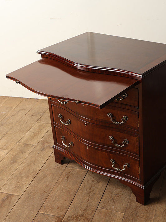 サーペンタインチェスト