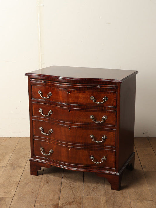 サーペンタインチェスト