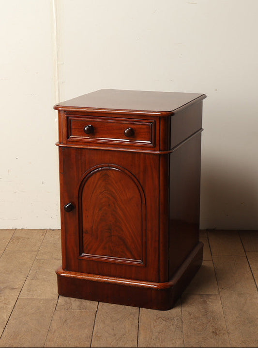 ヴィクトリアンベッドサイドキャビネット