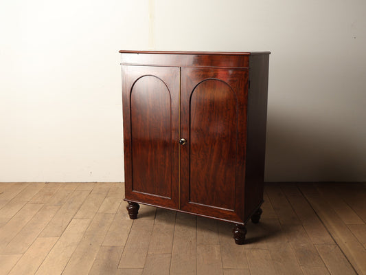 ヴィクトリアンリネンカップボード