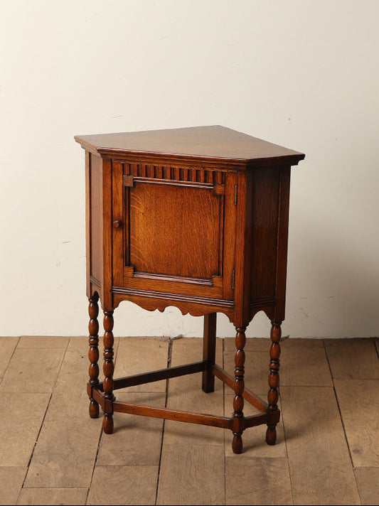 コーナーカップボード