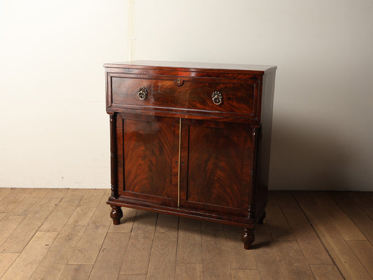 リージェンシーリネンカップボード