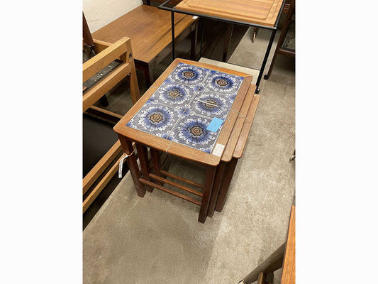 タイルトップネストテーブル