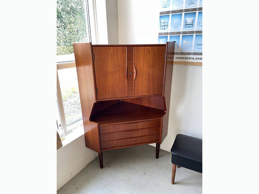 コーナーキャビネット