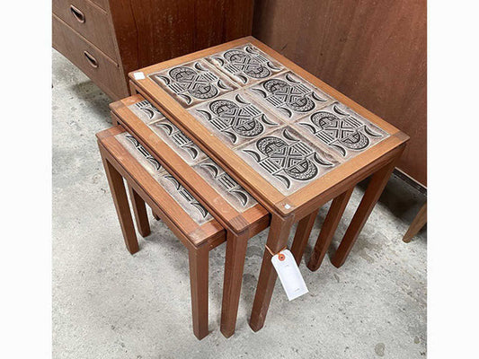 タイルトップネストテーブル