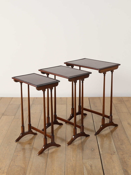 ネストテーブル