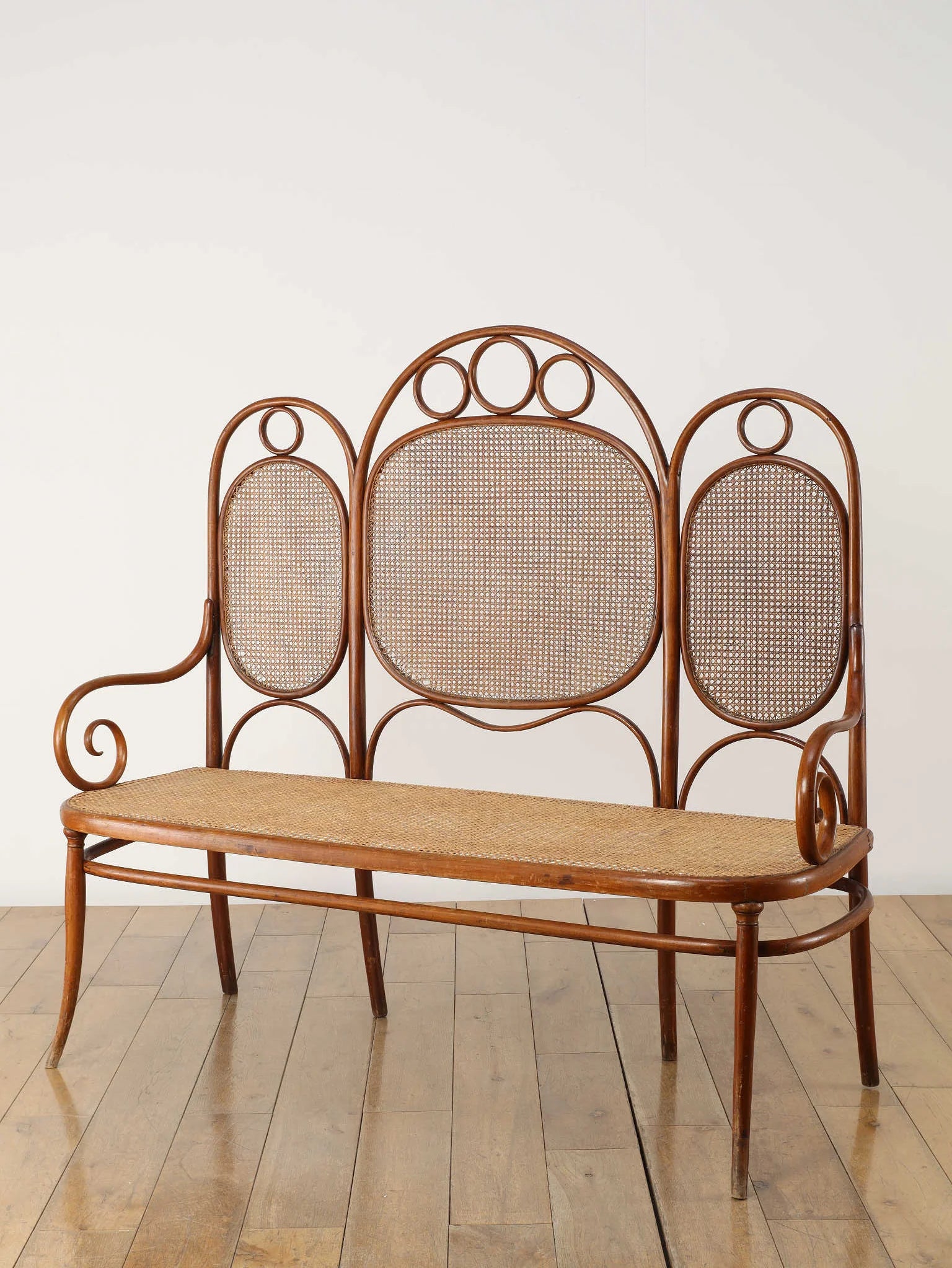 トーネット(THONET)ベントウッドチェア・曲木椅子 | Lloyd's Antiques トーネット(THONET)ベントウッドチェア・曲木椅子 | Lloyd's Antiques