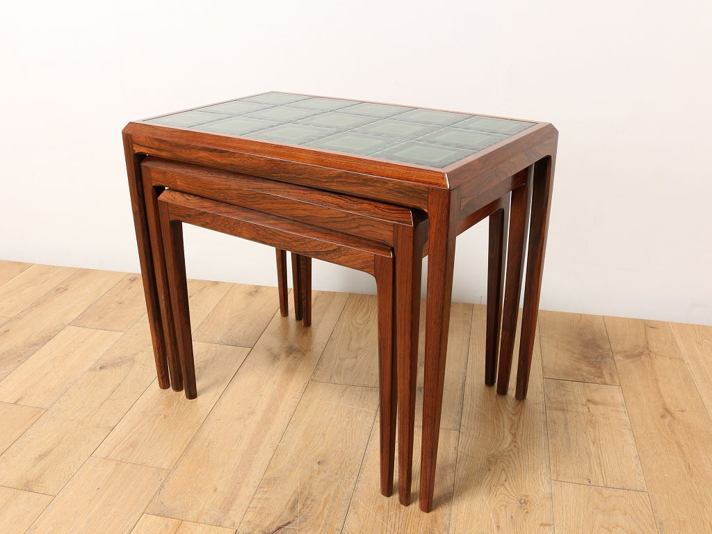 イタリア ヴィンテージ　ネストテーブル　ハンドペイント　型押し　アンティーク家具 イタリア ヴィンテージ ネストテーブル ハンドペイント 型押し