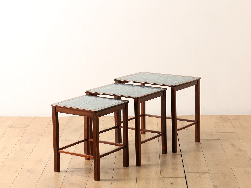 タイルトップネストテーブル | ロイズ・アンティークス | ヨーロッパの