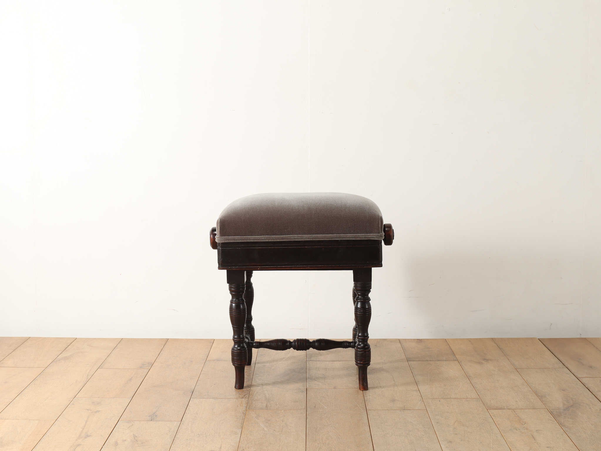 オリーブグリーン フリンジ付きスツール　ピアノ　椅子　彫刻　アンティーク オリーブグリーン フリンジ付きスツール ピアノ 椅子 彫刻