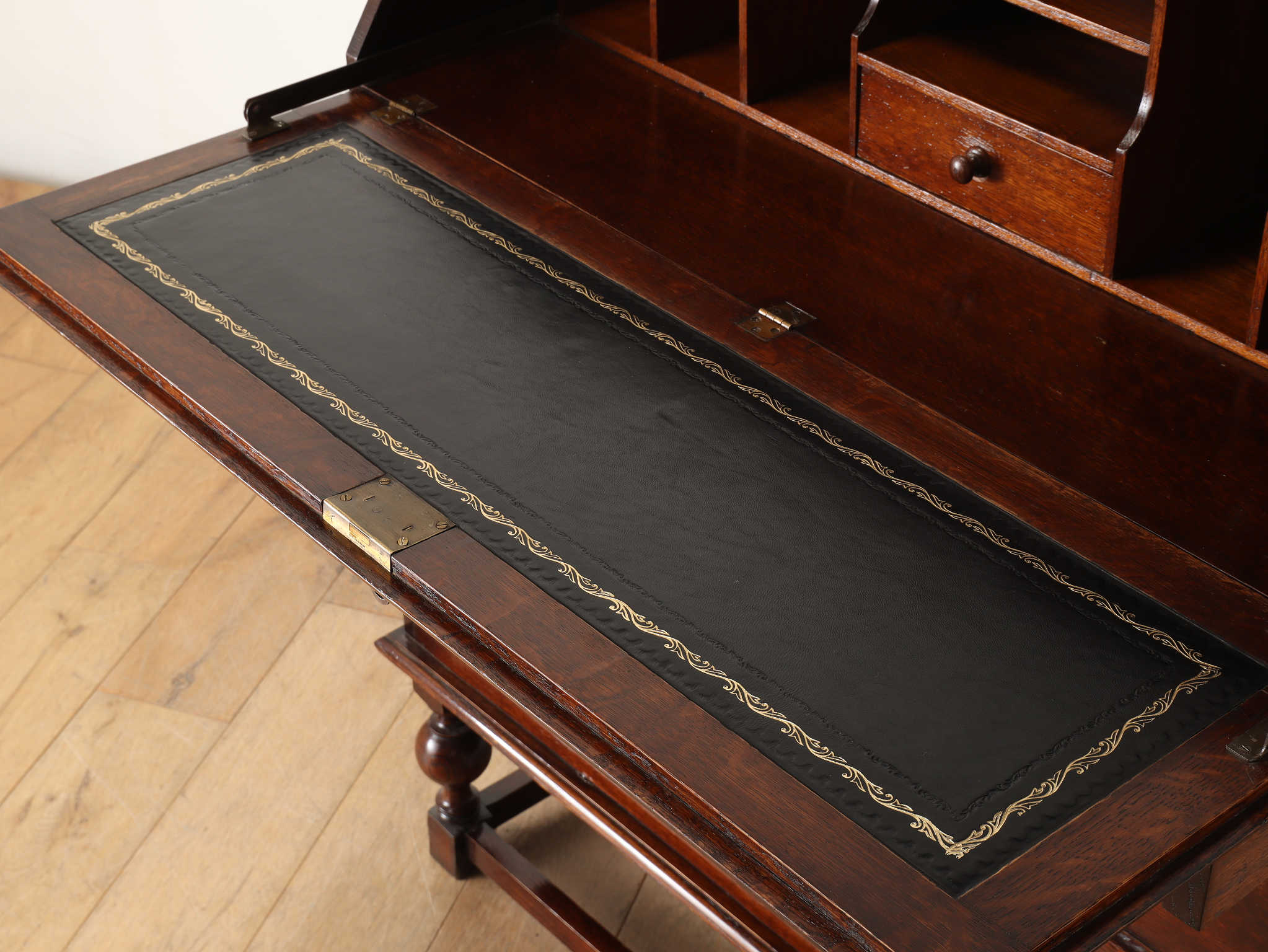 Lloyd’s Antiques ロイズアンティークス　ビューロー　ビンテージ ビューロー | ロイズ・アンティークス | ヨーロッパのアンティーク