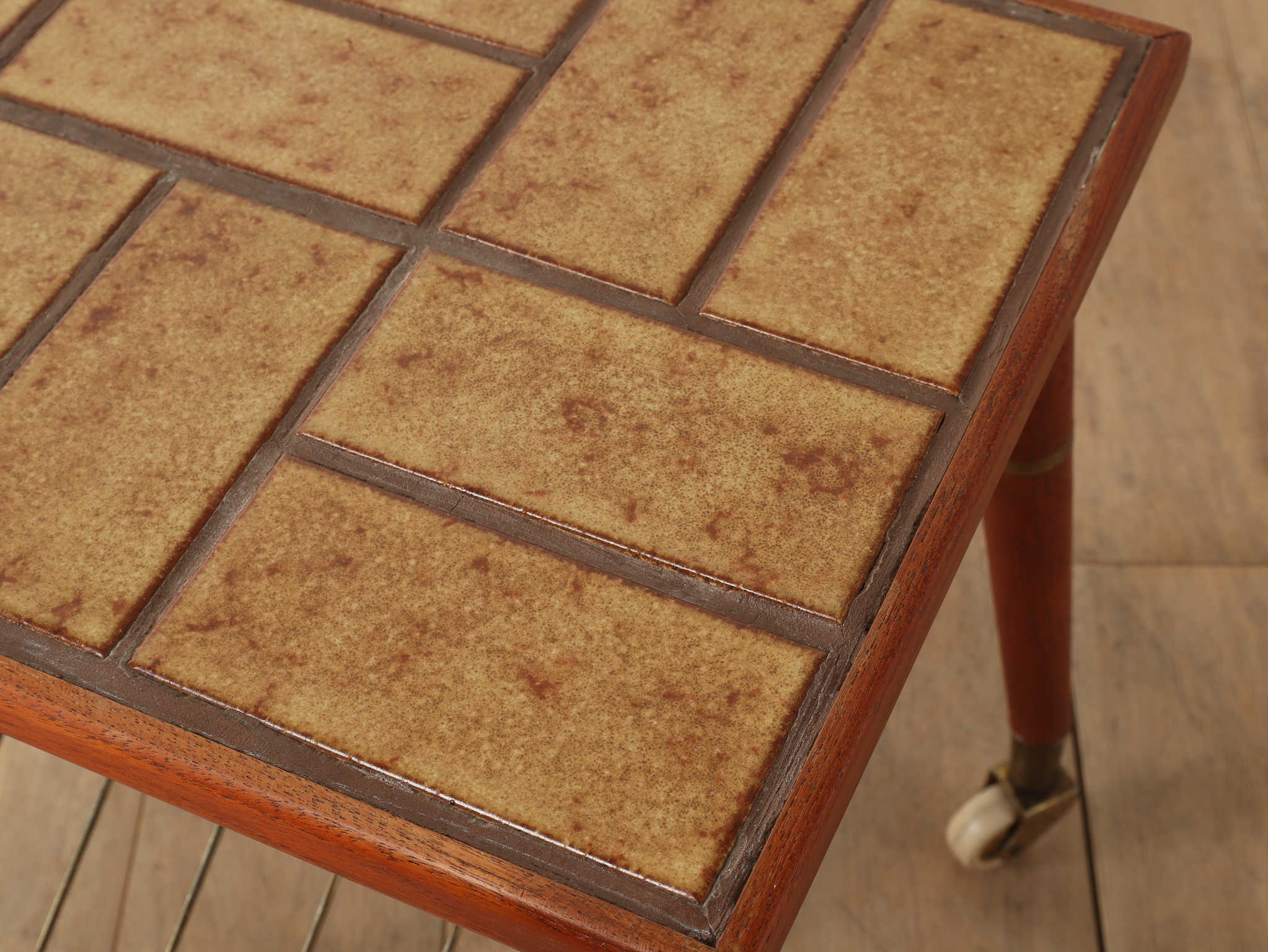 タイルトップテーブル | ロイズ・アンティークス | ヨーロッパの