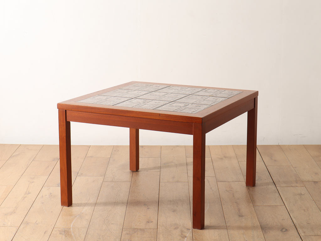 タイルトップコーヒーテーブル | ロイズ・アンティークス | ヨーロッパ