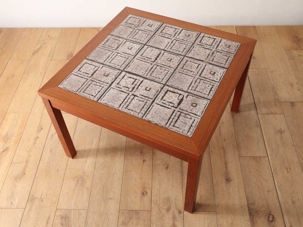 タイルトップコーヒーテーブル | ロイズ・アンティークス | ヨーロッパ