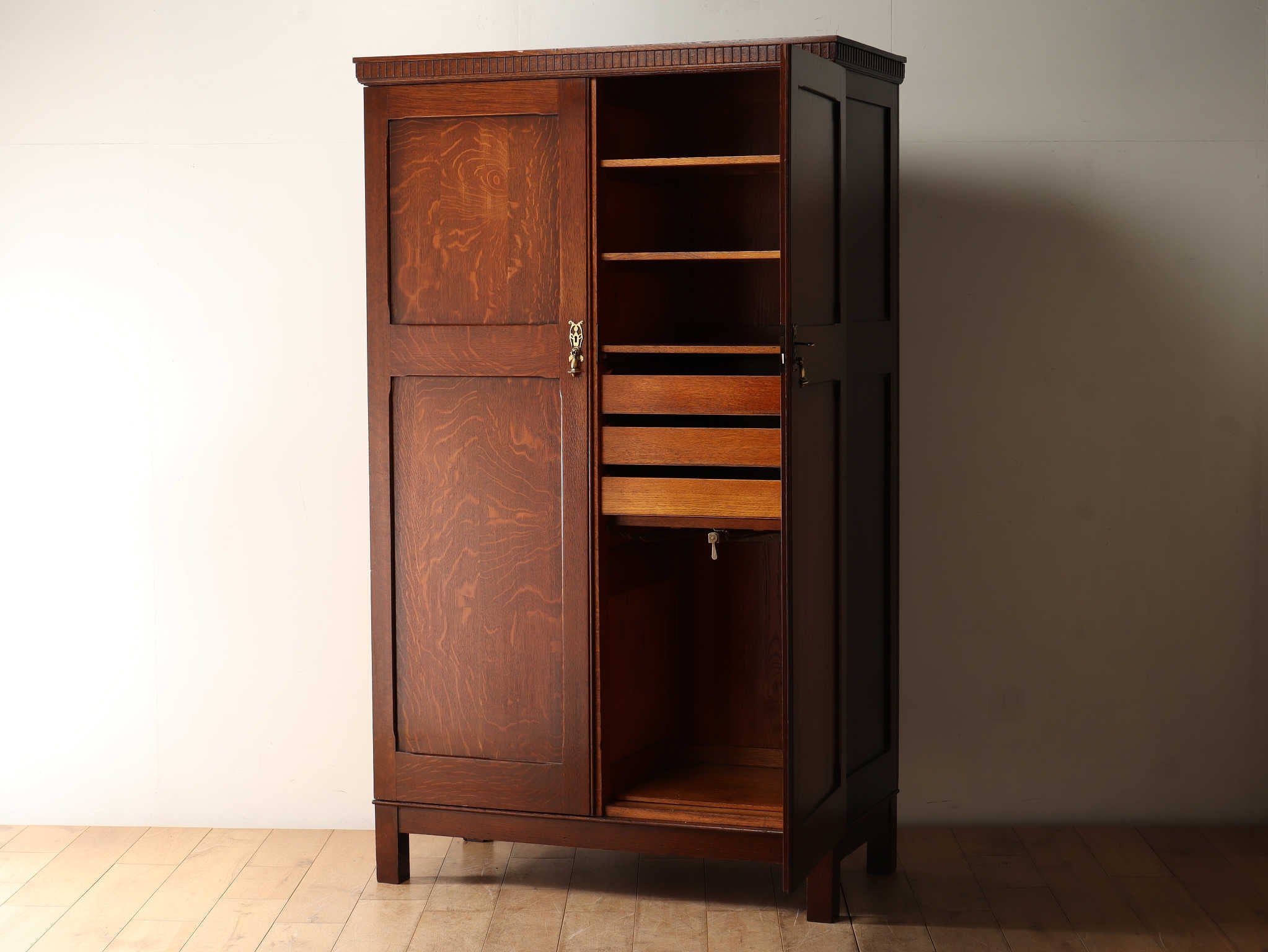 ジェントルマンズワードローブ | ロイズ・アンティークス | ヨーロッパ