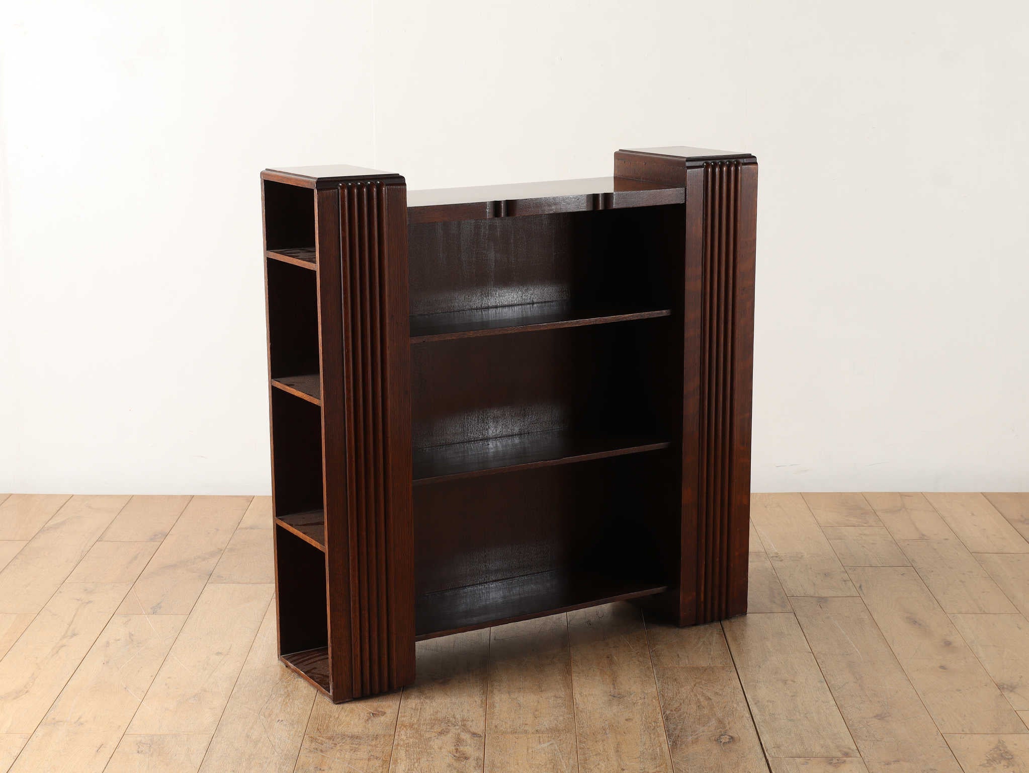 デコブックシェルフ | ロイズ・アンティークス | ヨーロッパの