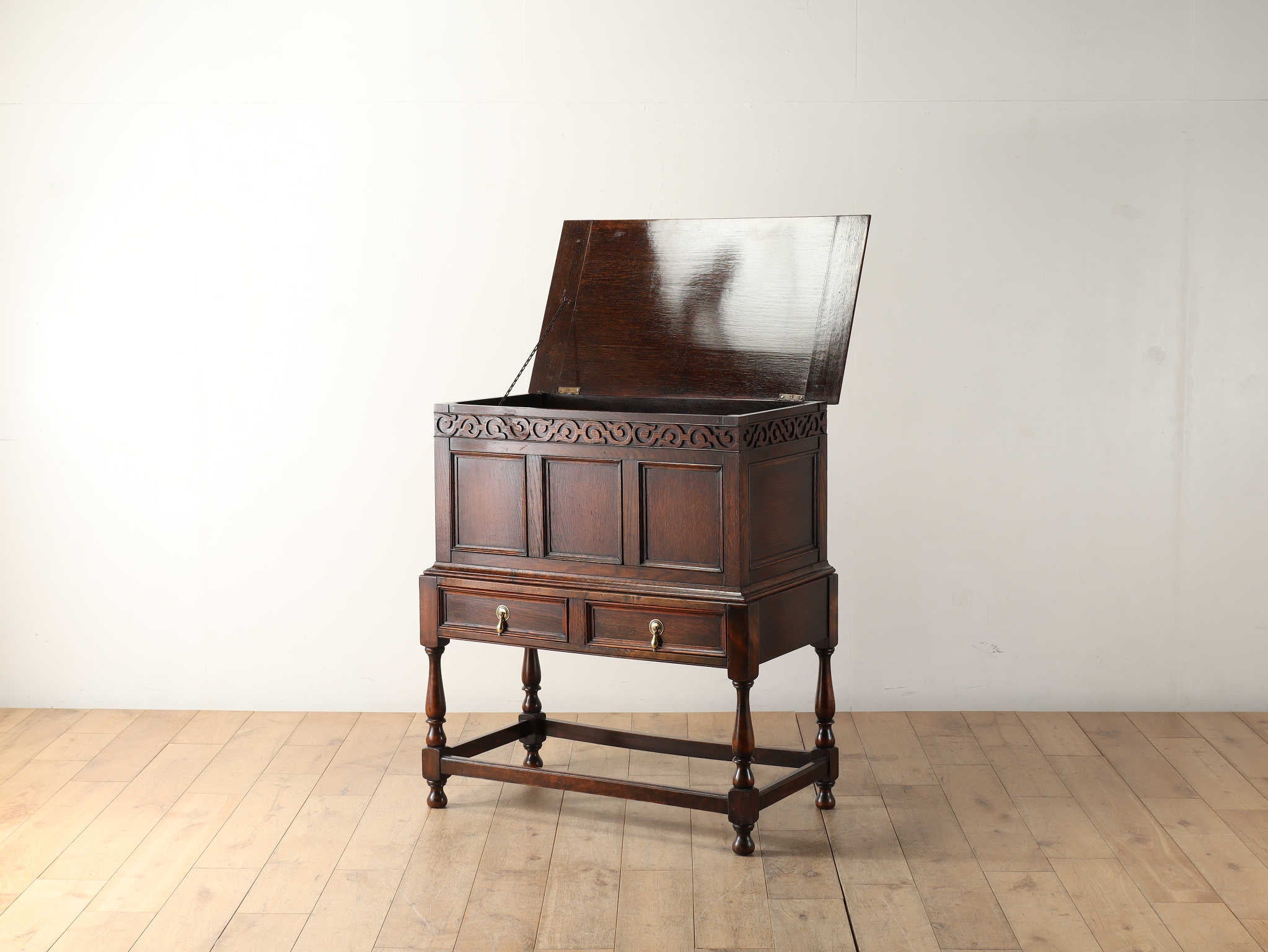 チェストオンスタンド | ロイズ・アンティークス | ヨーロッパの