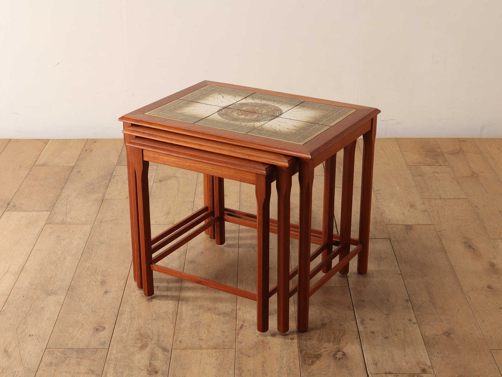 タイルトップネストテーブル | ロイズ・アンティークス | ヨーロッパの