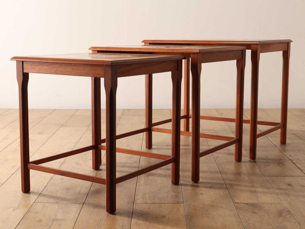 タイルトップネストテーブル | ロイズ・アンティークス | ヨーロッパの