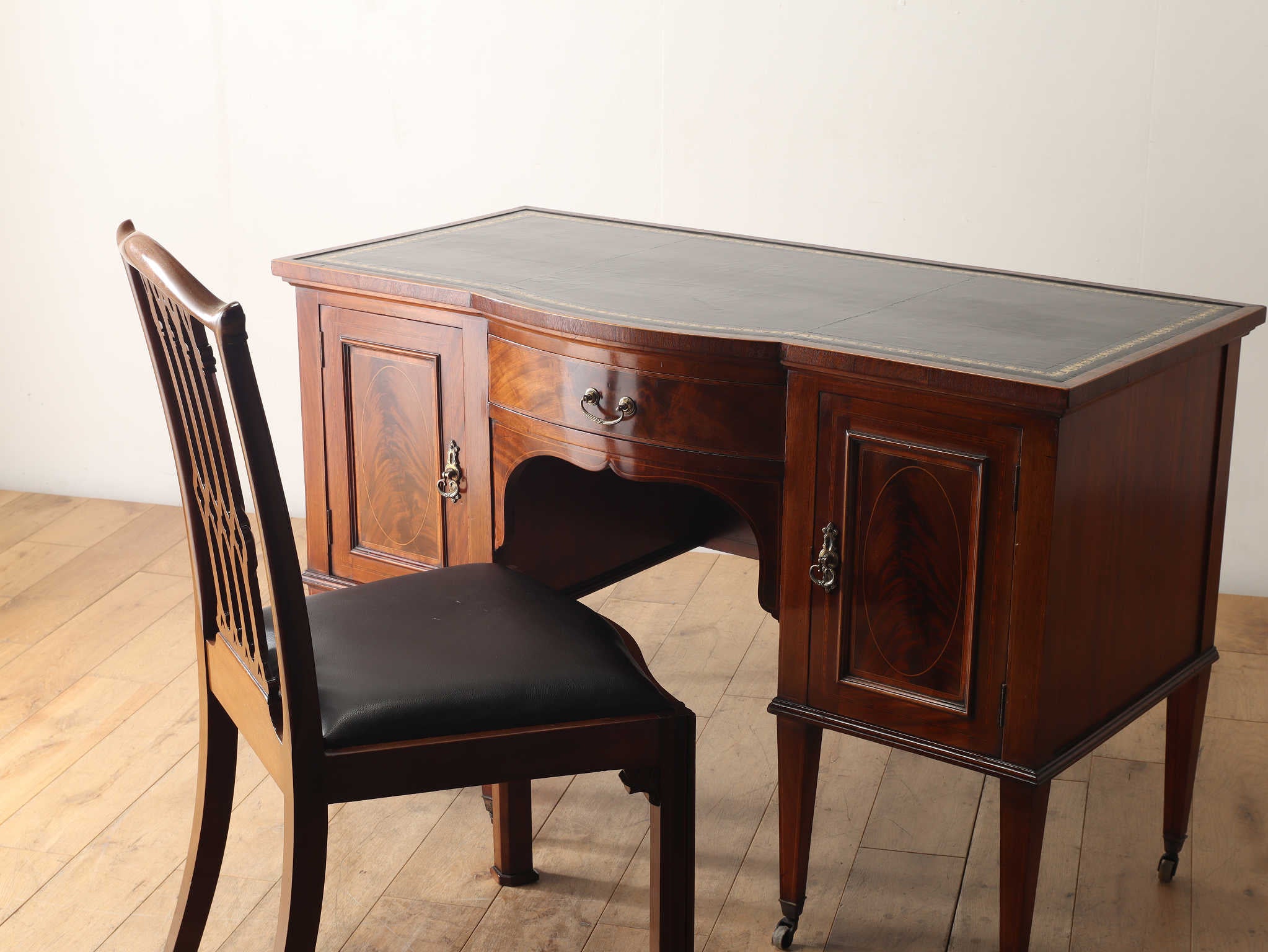 エドウォーディアンレザートップデスク | ロイズ・アンティークス