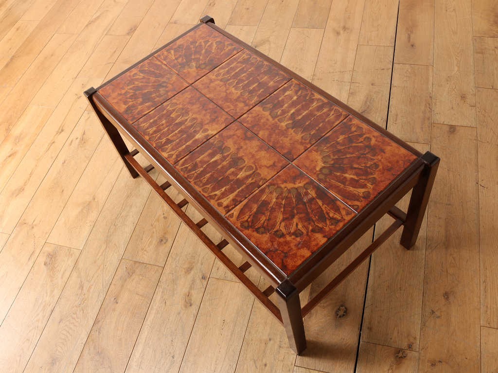 タイルトップコーヒーテーブル | ロイズ・アンティークス | ヨーロッパ